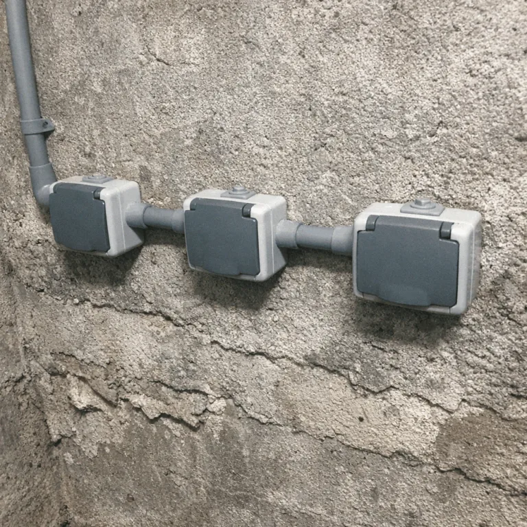 Spezial-Feuchtraumleuchten in einer industriellen Produktionshalle