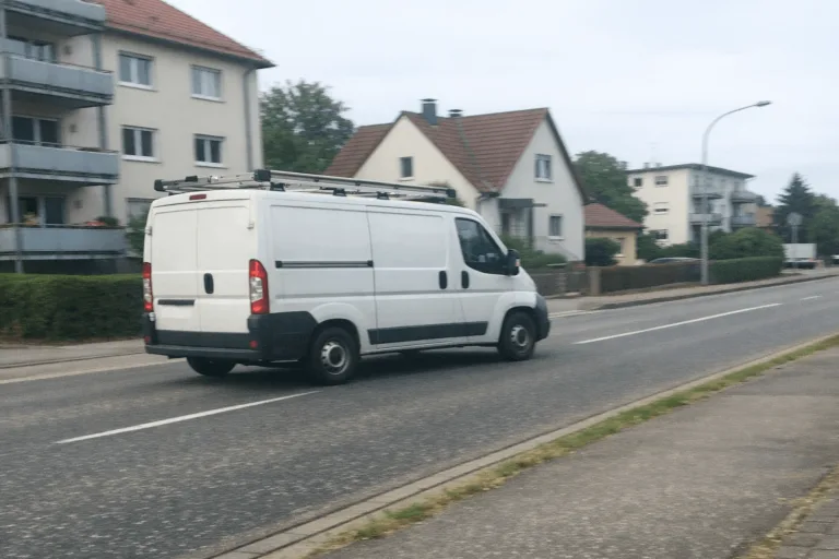 Servicefahrzeug für Lampenmontage in Bayern auf dem Weg zum Einsatz