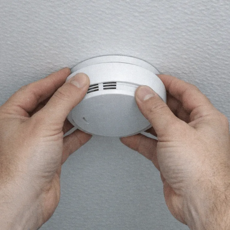 Indirekte LED-Stripe Beleuchtung an einer Wohnzimmerdecke